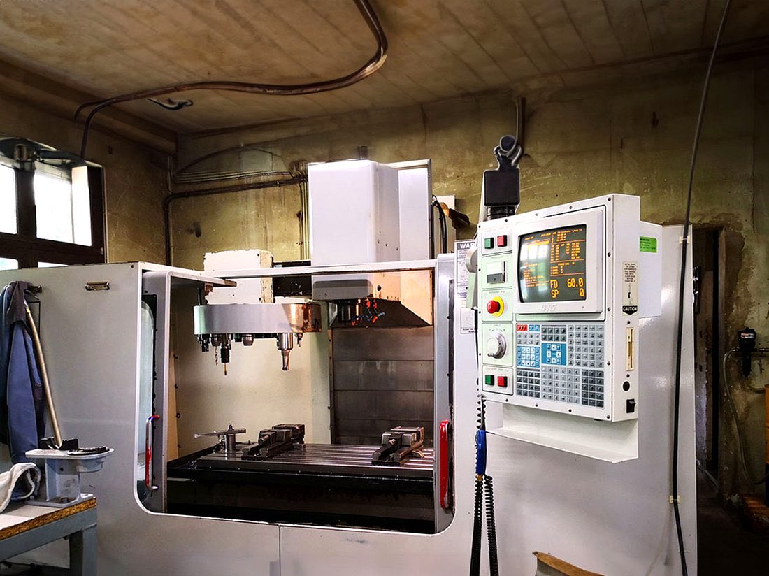 Centre d'usinage CNC HAAS dans l'atelier